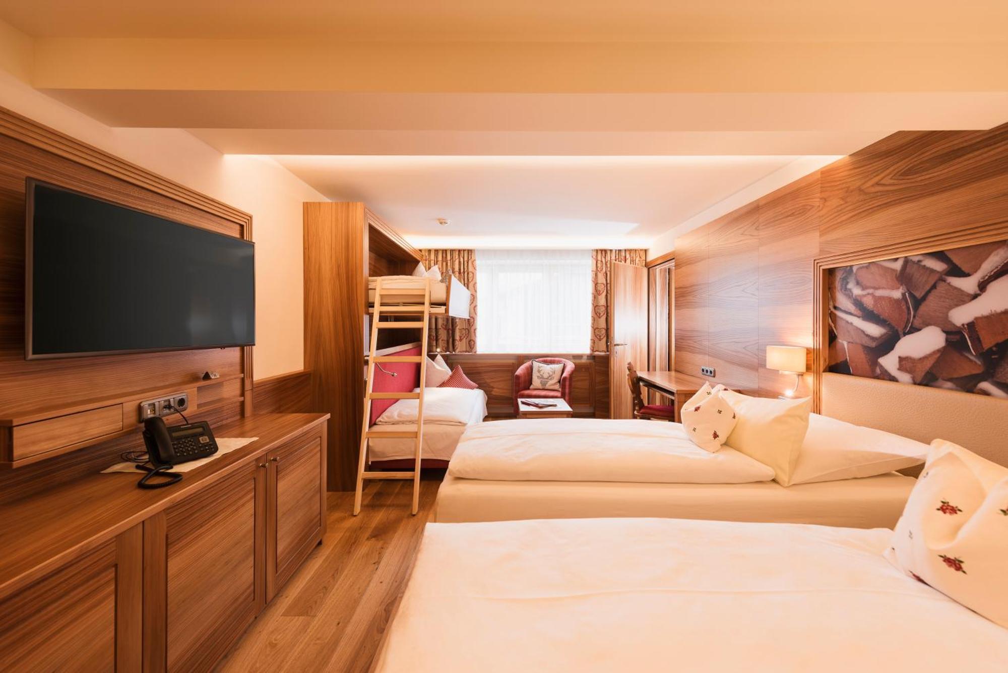Arlberghaus Hotel Zuers Bagian luar foto