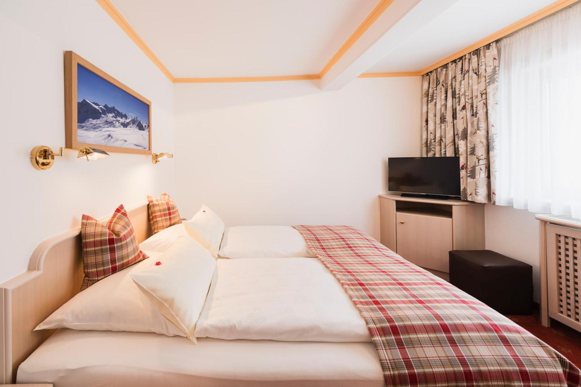 Arlberghaus Hotel Zuers Bagian luar foto