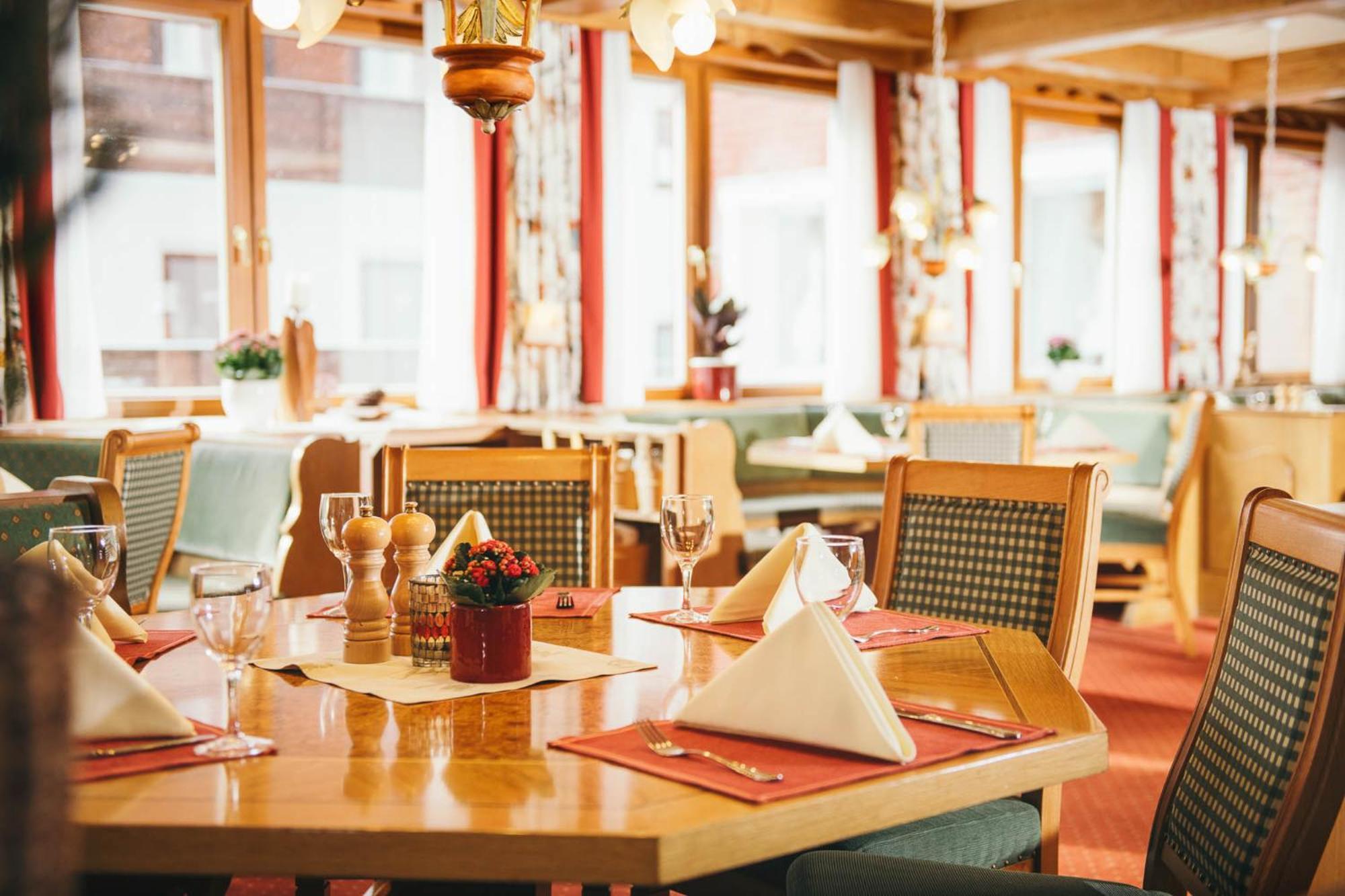 Arlberghaus Hotel Zuers Bagian luar foto